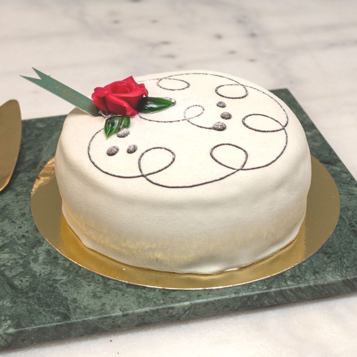 White Lady tårta med vit marsipan och hallon